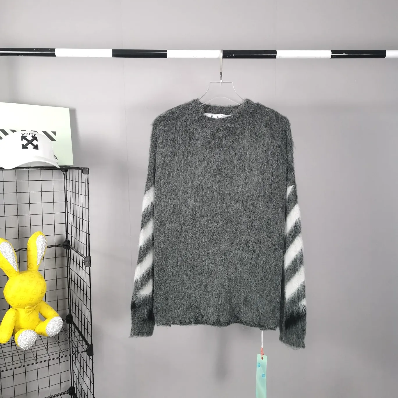 The top tested version OFFWHITE (OW) Gradient Mohair Striped Arrow Sweater Hoodie Gradient Rendering Arrow Couple Knitted Sweater Mohair sweater OW will be released every year🛒 The same style and ever-changing colors, really no girl does not love it, it is super suitable for wearing under a down jacket in winter, and will not be bloated! If the lower body is missing, their favorite os version🙋🏻‍♀️ intuitively adds natural softness and fairy beauty effect, which is the best choice! The upper body is lightweight and does not weigh down the body while keeping warm. The sleeves and the gradient arrow parts on the back are repeatedly patterned until the gradient level is satisfied before large-scale products are released. The craftsmanship is extremely demanding. Each sweater is woolen at least ten times to give it a plush, thick feel and good fluffiness! ✅ Fabric composition: 50% mohair 32 spandex 18% wool, three-level anti-pilling Color: gray-white gradient Size: XS/S (positive European size, size is too large) ⚠️Sweater cleaning method: Mohair is not the same as ordinary short-sleeved sweaters, and it is also different from other thick-line sweaters! Mohair is lighter and softer, so be careful not to machine wash it, not machine washable! ! emphasize! !  ⚠️Hand wash with warm water and cold water P:440